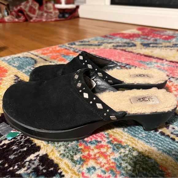 Ugg Fiona black studded suede shearling lined slip on clogs
Womens size 9.5 - Picture 1 of 8